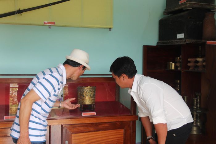 Nhiều hiện vật của hoàng tộc Chăm có giá trị văn hóa đang được trưng bày tại điểm tham quan của gia đình hoàng tộc Chăm xã Bắc Bình.