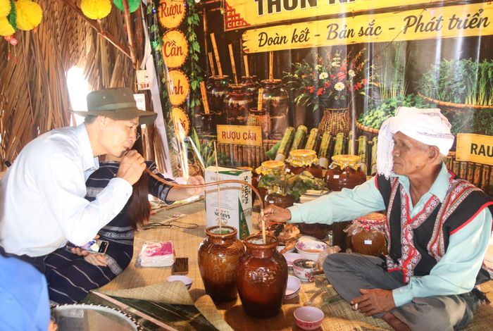 Rượu cần thôn Nam Sơn được giới thiệu trong hoạt động lễ hội văn hóa của xã La Dạ.