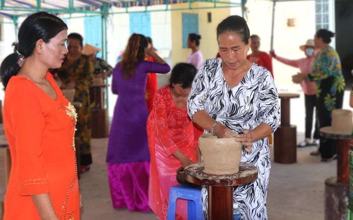 Bà Nguyễn Thị Hồng đang làm gốm, hướng dẫn phụ nữ ở địa phương cùng gìn giữ nghề