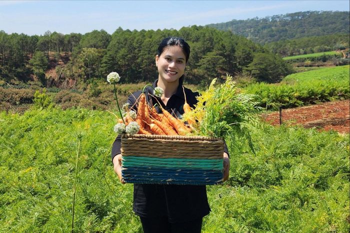 Chị Phạm Thị Thu Thúy tại vùng rau được chứng nhận hữu cơ của Thúy Hùng Organic Farm