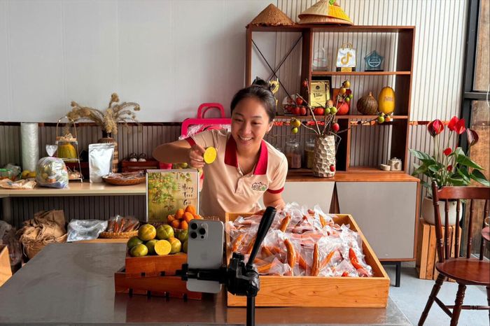 Chị Nguyễn Thị Tường Thảo (Thảo Mola) giới thiệu nông sản trong một phiên livestream trên nền tảng số