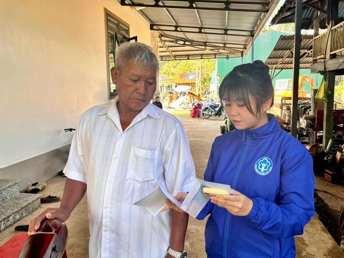 Tuyên truyền viên BHXH cơ sở đến nhà vận động người dân tham gia BHXH, BHYT