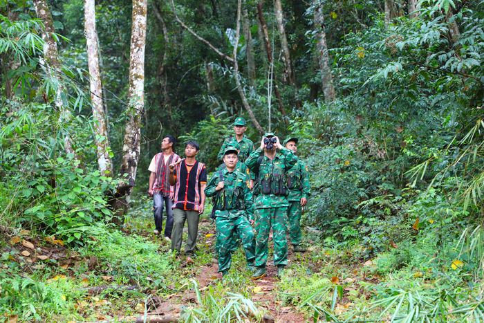 Bà con nhân dân xã Quảng Trực tham gia cùng lực lượng thuộc Đồn Biên phòng Cửa khẩu Bu P’răng tuần tra bảo vệ đường biên giới (ảnh Ng.Nam)