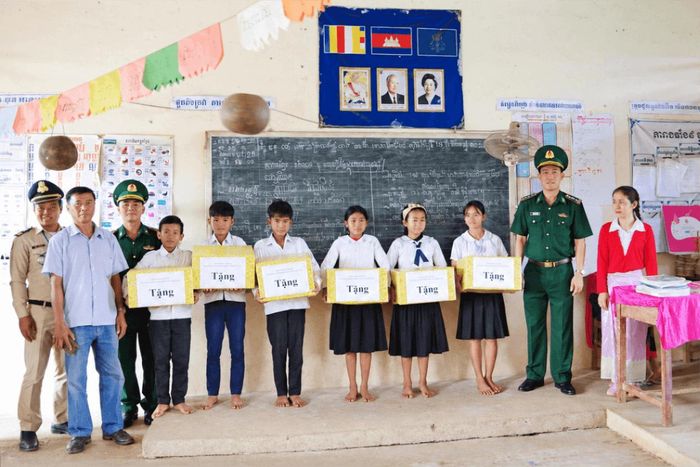 Đồn Biên phòng cửa khẩu Bu P’răng tặng quà các em học sinh Campuchia nhân dịp năm học mới. Ảnh: Ng.Nam