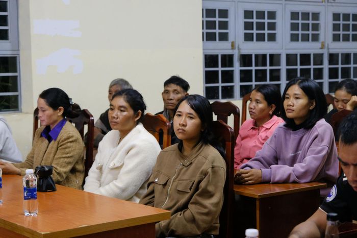 Người dân thôn Nâm Rơ Mai lắng nghe tình hình phát triển kinh tế, xã hội