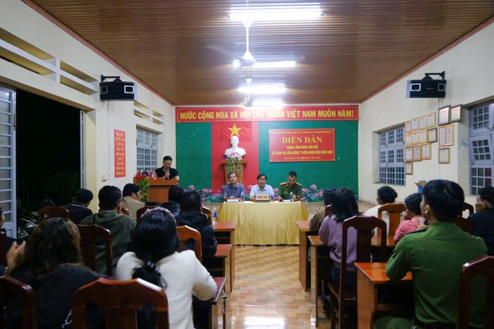 Diễn đàn Tháng lắng nghe dân nói tại thôn Nâm Rơ Mai