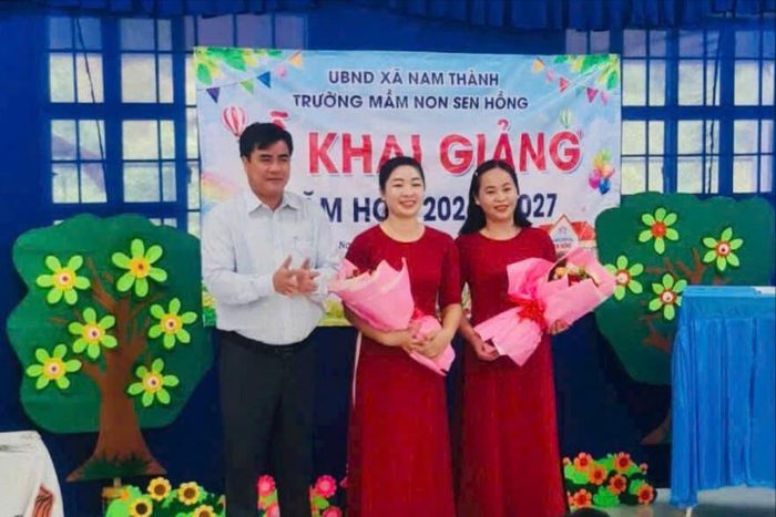Cô Thu Hường ( bên phải) trong ngày nhận nhiệm vụ mới
