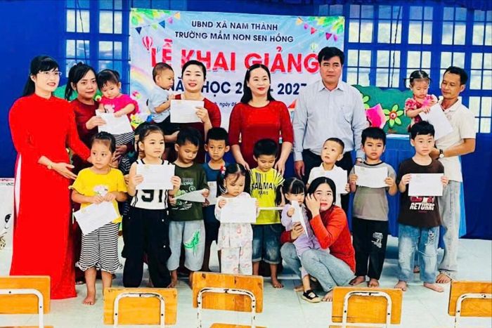 Cô giáo Hường và đồng nghiệp tại lễ khai giảng năm học 2026 - 2027 và lớp học vùng sâu Nam Thành