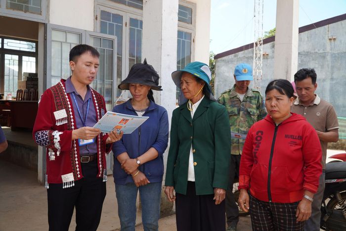 Cán bộ xã Quảng Sơn tích cực tuyên truyền, vận động bà con cảnh giác trước luận điệu xuyên tác của các thế lực thù địch về các sự kiện chính trị quan trọng của đất nước năm 2026