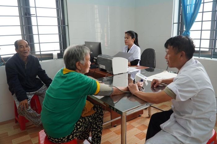Người dân khi đến khám tại Trạm Y tế xã đều hài lòng trước thái độ, cách làm việc của đội ngũ y, bác sĩ