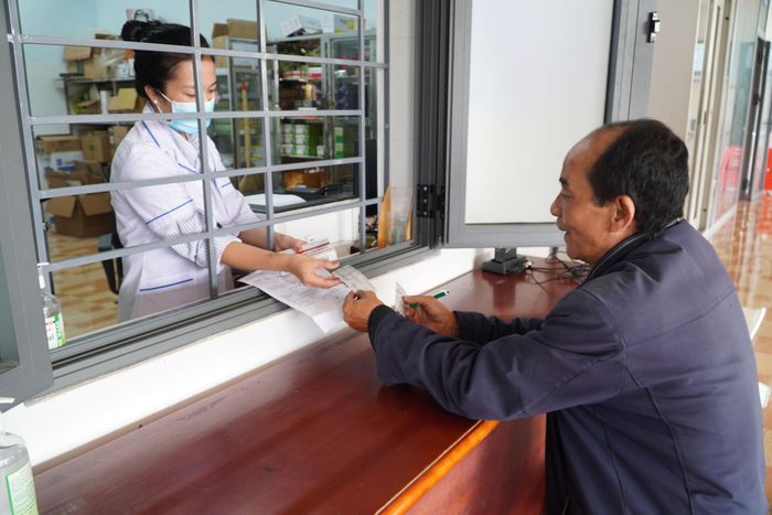 Ông Phan Đình Sơn thường xuyên lên Trạm Y tế xã để được thăm khám, lấy thuốc và theo dõi tình trạng sức khỏe