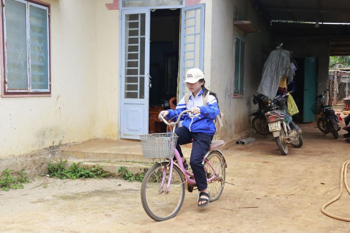 Lan Hương đạp xe đến trường trên con đường quen thuộc