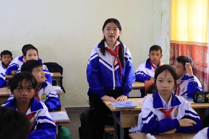 Em Lan Hương tự tin thể hiện vai trò lớp trưởng trước các bạn
