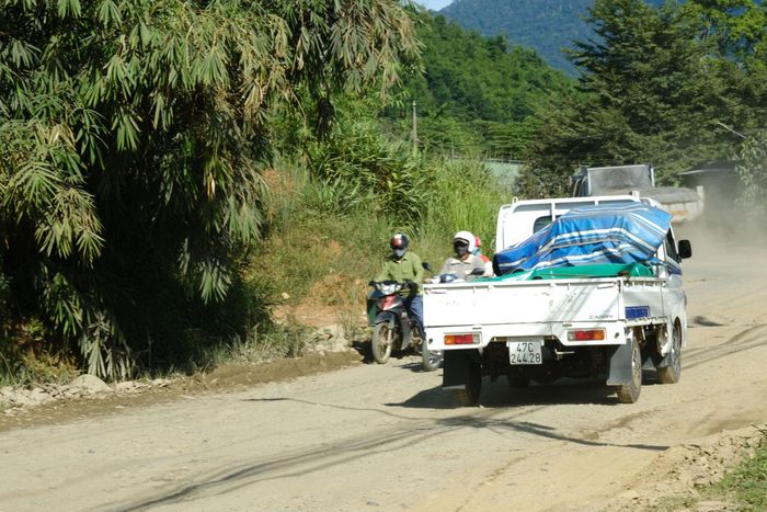 Vào mùa khô, bụi phát sinh khi phương tiện lưu thông qua các đoạn mặt đường hư hỏng