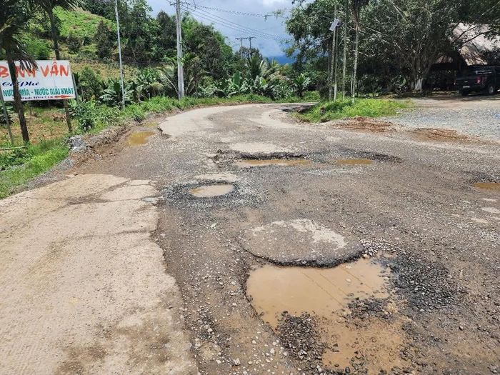 Tình trạng ổ gà, ổ voi xuất hiện dày đặc trên tuyến Quốc lộ 27, đoạn qua các xã Đam Rông 2 và Đam Rông 3