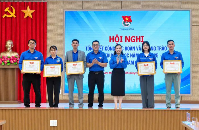 Trao bằng khen cho các tập thể, cá nhân có thành tích xuất sắc