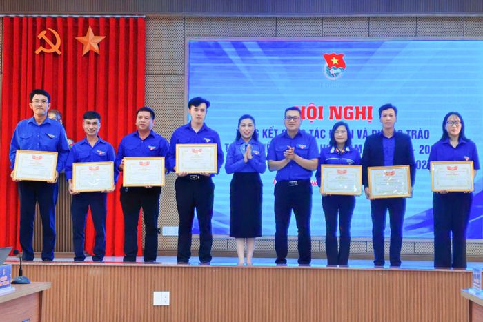 Trao bằng khen cho các tập thể, cá nhân có thành tích xuất sắc