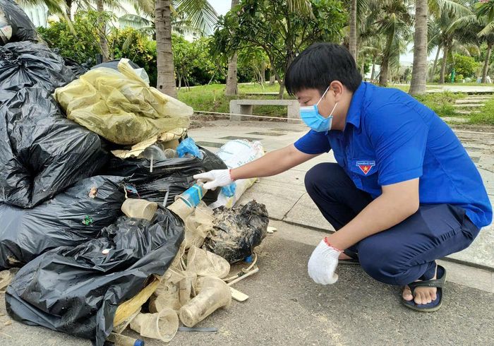 Rác thải nhựa đã được các bạn trẻ thu gom
