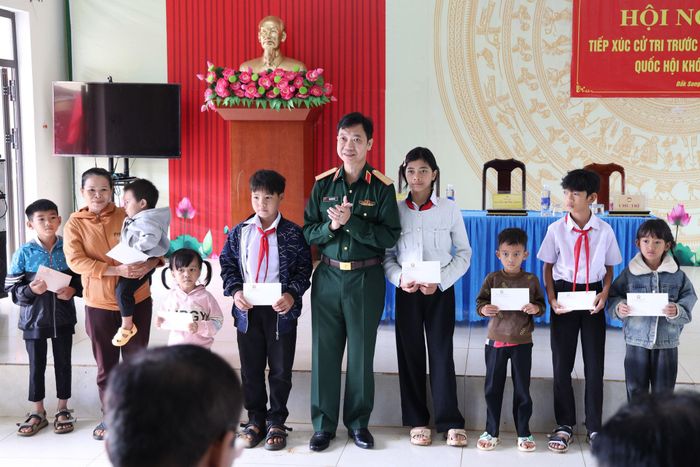 ĐBQH Phạm Đức Hoài trao quà cho các học sinh có hoàn cảnh khó khăn