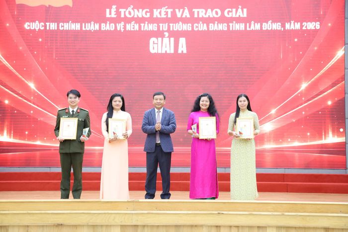 Đồng chí Bùi Thắng, Phó Bí thư Tỉnh ủy trao giải A cho các tác giả, nhóm tác giả