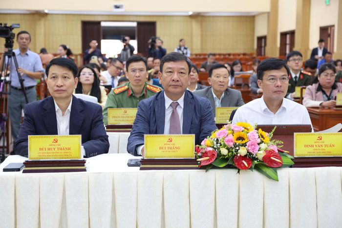 Các đồng chí Bùi Thắng, Phó Bí thư Tỉnh ủy; Bùi Huy Thành, Ủy viên Ban Thường vụ Tỉnh ủy, Trưởng Ban Tuyên giáo Tỉnh ủy; Đinh Văn Tuấn, Tỉnh ủy viên, Phó Chủ tịch UBND tỉnh tham dự