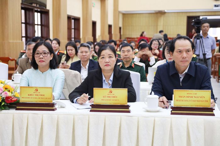 Lãnh đạo các sở, ban, ngành, đơn vị tham dự
