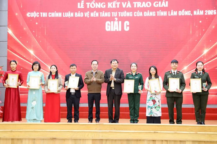 Tỉnh ủy viên, Giám đốc Báo và Phát thanh, Truyền hình Lâm Đồng Lê Huy Toàn; Nguyễn Vĩnh Phúc, Tỉnh ủy viên, Hiệu trưởng Trường Chính trị tỉnh trao giải C cho các tác giả, nhóm tác giả