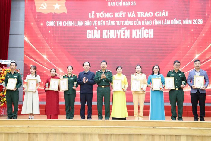 Ban Tổ chức trao thưởng cho các tác giả có tác phẩm đạt giải Khuyến khích.