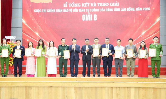 Các đồng chí Bùi Huy Thành, Ủy viên Ban Thường vụ Tỉnh ủy, Trưởng Ban Tuyên giáo Tỉnh ủy; Đinh Văn Tuấn, Tỉnh ủy viên, Phó Chủ tịch UBND tỉnh trao giải cho các tác giả, nhóm tác giả đạt giải B
