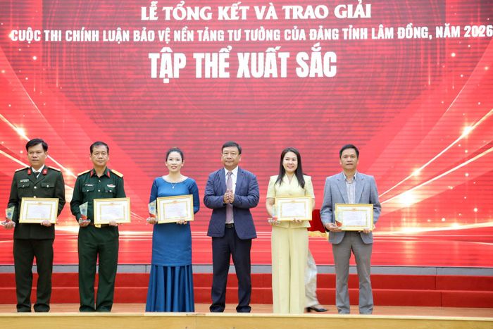 Đồng chí Bùi Thắng, Phó Bí thư Tỉnh ủy, Trưởng Ban Chỉ đạo 35 Tỉnh ủy Lâm Đồng khen thưởng các tập thể có thành tích xuất sắc trong tổ chức, triển khai cuộc thi