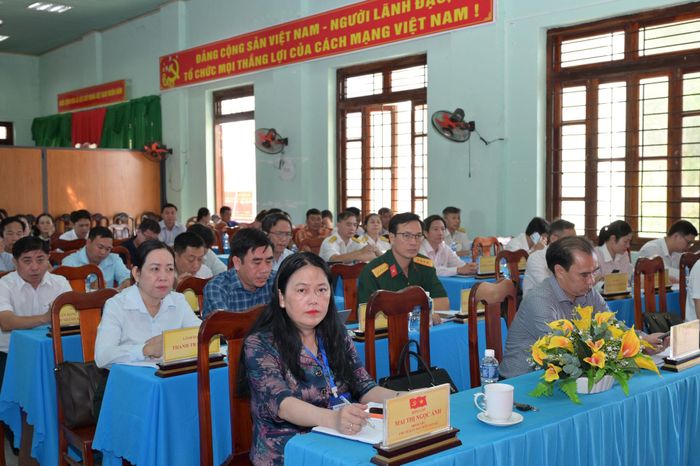 Các đại biểu dự buổi tiếp xúc cử tri tại xã Tân Thành
