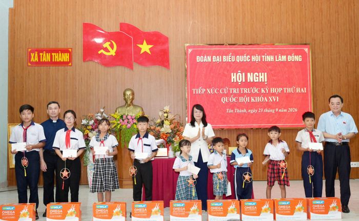 Đoàn ĐBQH tỉnh tặng quà cho học sinh vượt khó học giỏi xã Tân Thành nhân dịp Trung thu