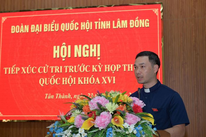 Linh mục Lê Nguyên Thao, Chánh Văn phòng Tòa Giám mục Phan Thiết báo cáo nội dung trước kỳ họp
