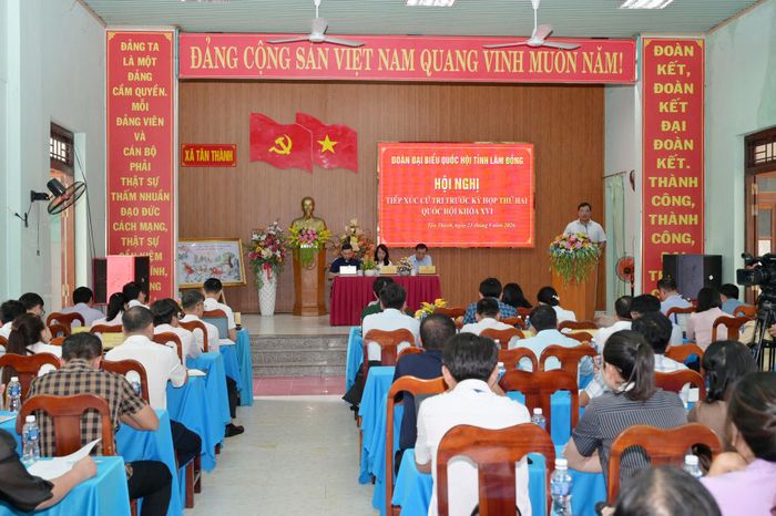 Toàn cảnh buổi tiếp xúc cử tri xã Tân Thành