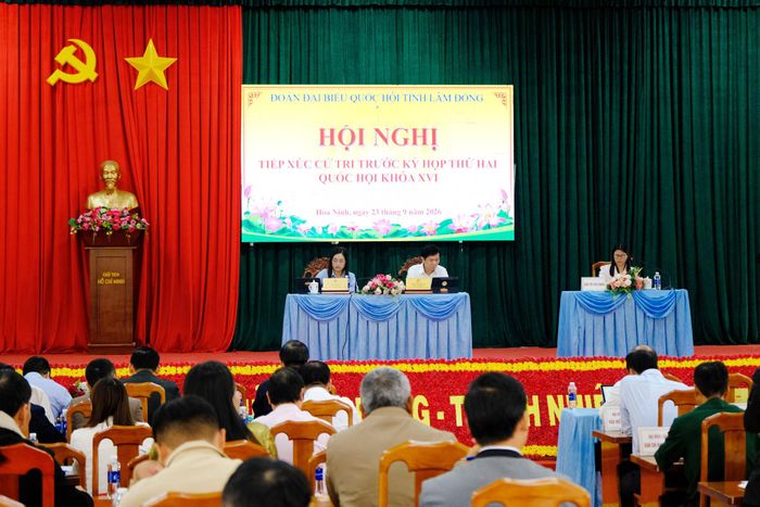 Quang cảnh buổi tiếp xúc cử tri