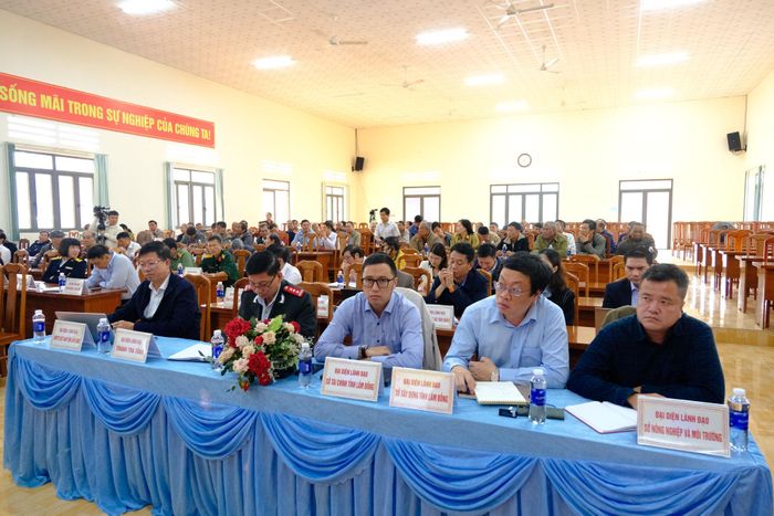 Đại diện lãnh đạo các sở, ngành tham dự buổi tiếp xúc cử tri
