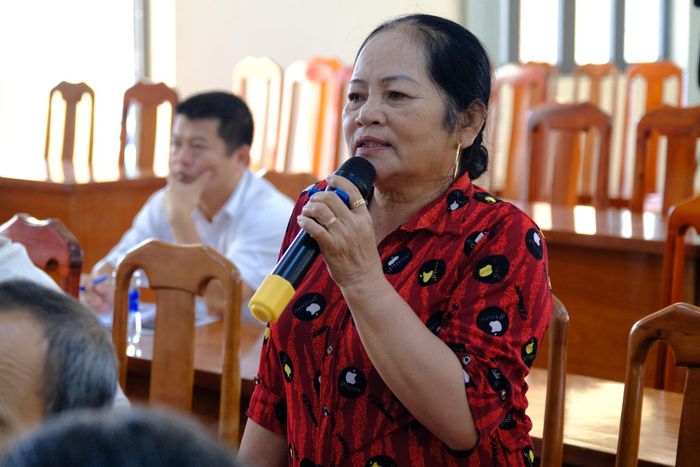 Cử tri Bùi Thị Vóc, xã Hòa Ninh phát biểu, kiến nghị các vấn đề trên địa bàn