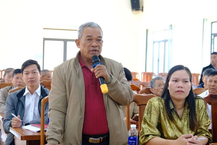 Cử tri K Pêuh, xã Hòa Ninh tham gia phát biểu, kiến nghị các vấn đề trên địa bàn