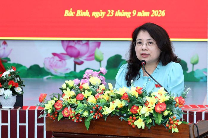 Đại biểu Trần Hồng Nguyên, Phó Chủ nhiệm Ủy ban Pháp luật và Tư pháp của Quốc hội trả lời kiến nghị của cử tri tại buổi tiếp xúc