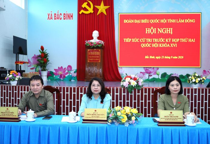 Bà Trần Hồng Nguyên (giữa), Phó Chủ nhiệm Ủy ban Pháp luật và Tư pháp của Quốc hội; ông Phạm Nam Tiến (ngoài cùng bên trái), Ủy viên chuyên trách Ủy ban Văn hóa và Xã hội của Quốc hội; bà Trần Thị Oanh (ngoài cùng bên phải) tại buổi tiếp xúc