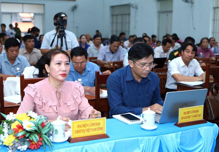 Đại diện các sở, ngành và cử tri dự buổi tiếp xúc