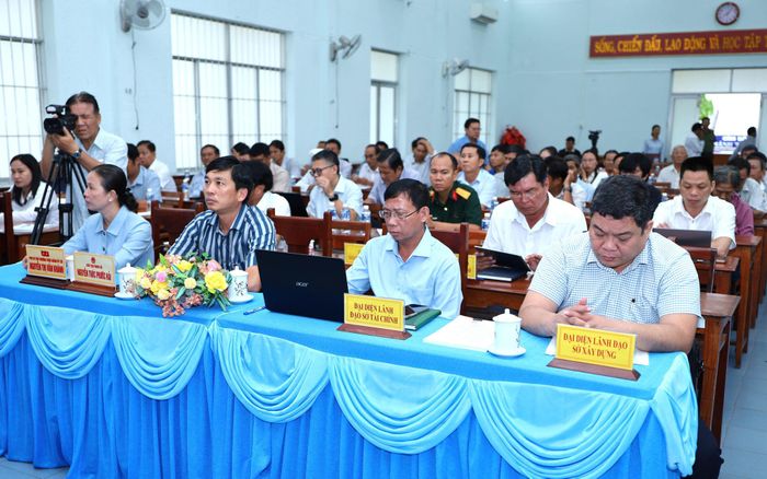 Lãnh đạo các sở, ngành và địa phương dự buổi tiếp xúc