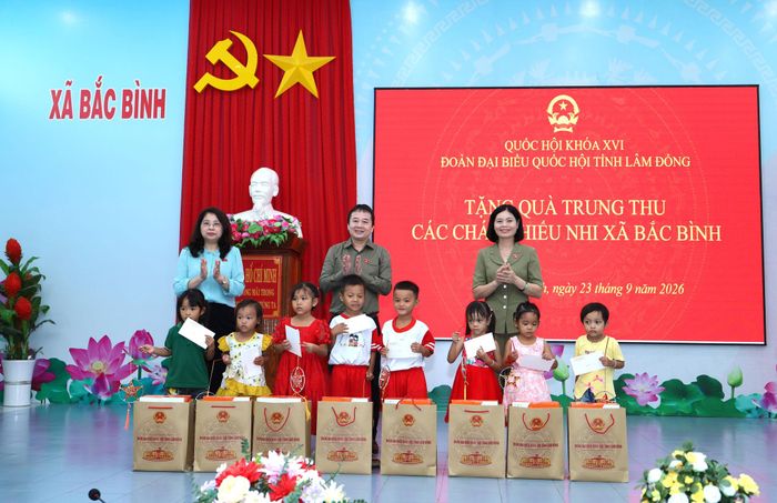 Đoàn ĐBQH tỉnh Lâm Đồng trao quà Tết Trung thu cho các cháu thiếu nhi xã Bắc Bình