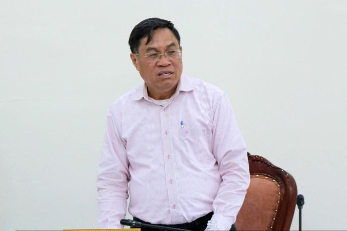 Tỉnh ủy viên, Phó Chủ tịch UBND tỉnh Võ Ngọc Hiệp yêu cầu các đơn vị tuyệt đối cho phép tình trạng "thấy khó để đó, đề xuất điều chỉnh giảm thu ngân sách, nhất là thu sử dụng đất"