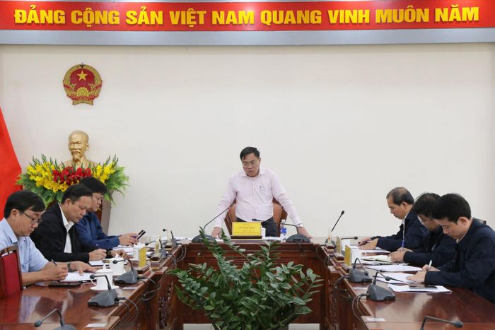 Tỉnh ủy viên, Phó Chủ tịch UBND tỉnh Võ Ngọc Hiệp đề nghị các đơn vị, địa phương cộng đồng trách nhiệm, quyết tâm thu đạt, vượt số thu ngân sách