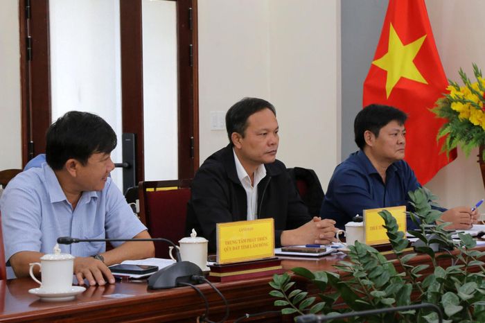 Các đại biểu tham dự cuộc họp