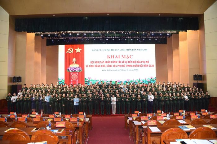 Các đại biểu chụp hình lưu niệm