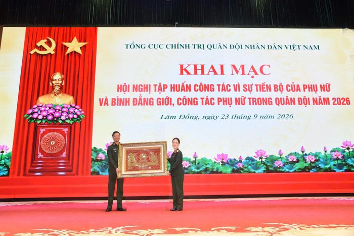 Ban Vì sự tiến bộ của phụ nữ Bộ Quốc phòng tặng quà Học viện Lục quân