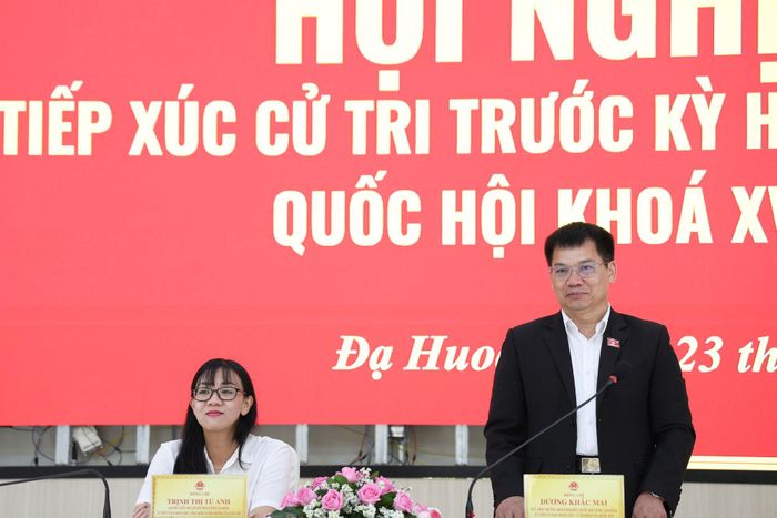Các đồng chí: Dương Khắc Mai, Phó Trưởng Đoàn ĐBQH tỉnh Lâm Đồng; Trịnh Thị Tú Anh, ĐBQH chuyên trách, Ủy viên Ủy ban Khoa học - Công nghệ và Môi trường của Quốc hội tại buổi tiếp xúc cử tri