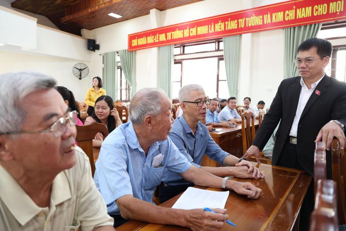 Đại biểu Quốc hội Dương Khắc Mai trò chuyện với cử tri cao tuổi xã Đạ Huoai